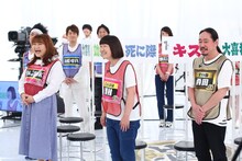 （手前左から）りんごちゃん、たんぽぽ川村、笑い飯・西田。(c)関西テレビ