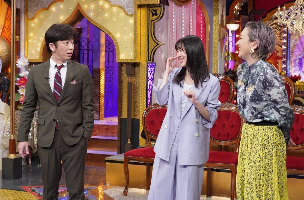 左からフットボールアワー後藤、指原莉乃、SHELLY。(c)日本テレビ