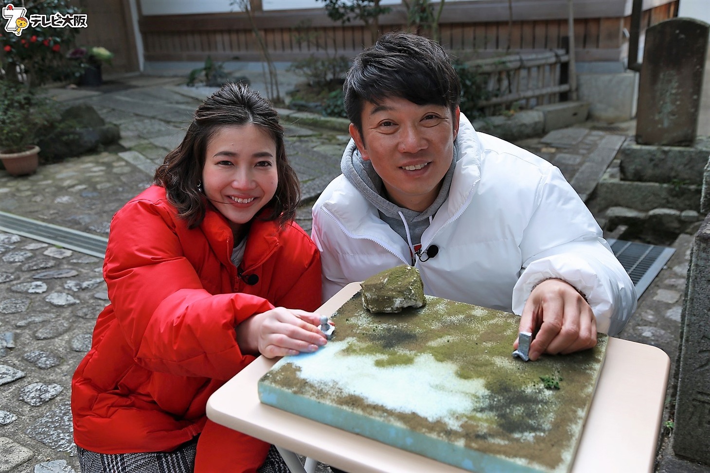左から坂本七奈アナウンサー、TKO木本。(c)テレビ大阪