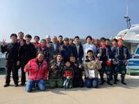 松島の遊覧船で記念撮影する一行。(c)フジテレビ