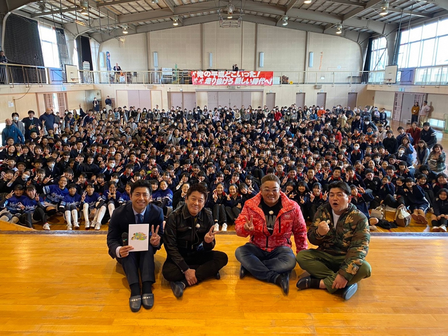 サンドウィッチマン伊達（右から2人目）の母校・仙台市立八乙女中学校にて。(c)フジテレビ