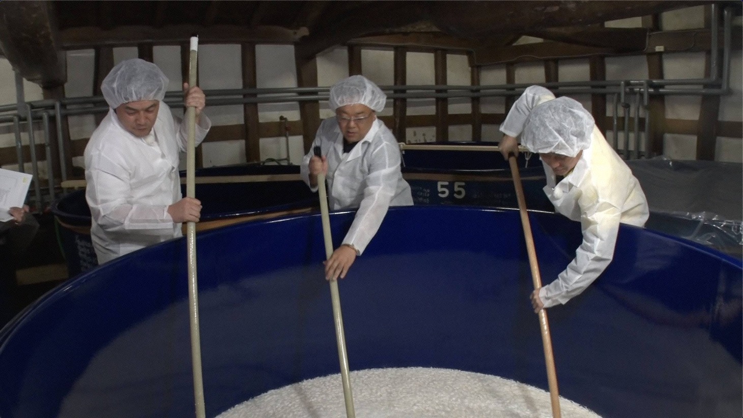 日本酒の仕込みを手伝うサンドウィッチマンと坂上忍（右）。(c)フジテレビ