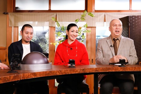 （左から）千鳥・大悟、アンミカ、モーリー・ロバートソン。(c)関西テレビ