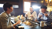 お好み焼きを味わう（左から）田中圭とバナナマン。(c)テレビ朝日