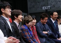 小道具DIY芸人のネタを鑑賞するMC陣。