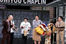 進行役の千鳥とトークするローズヒップファニーファニーとスーパーニュウニュウ。