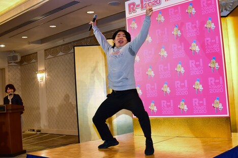 会見の最後に「やったやったやったー！」と喜びを爆発させる、マヂカルラブリー・野田クリスタル。