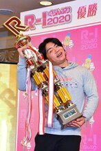 「R-1ぐらんぷり2020」で優勝したマヂカルラブリー・野田クリスタル。