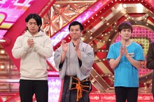 結果発表の際、祈るマヂカルラブリー・野田クリスタル（左）。