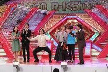 「R-1ぐらんぷり2020」で優勝したマヂカルラブリー・野田クリスタル（左から3人目）。