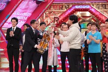 桂文枝からトロフィーを受け取るマヂカルラブリー・野田クリスタル。(c)関西テレビ