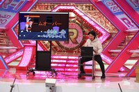 ファーストステージでネタを披露する野田クリスタル。