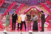 集計結果を見届ける出場者たち。