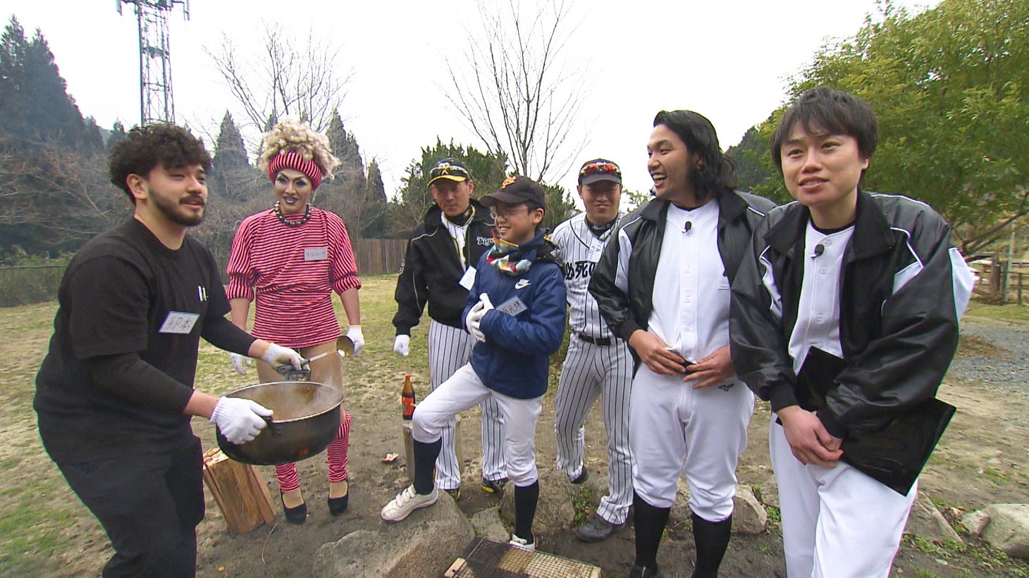 見取り図（中央）が出演する「千鳥の野球チームを作ろう」のワンシーン。(c)ABCテレビ