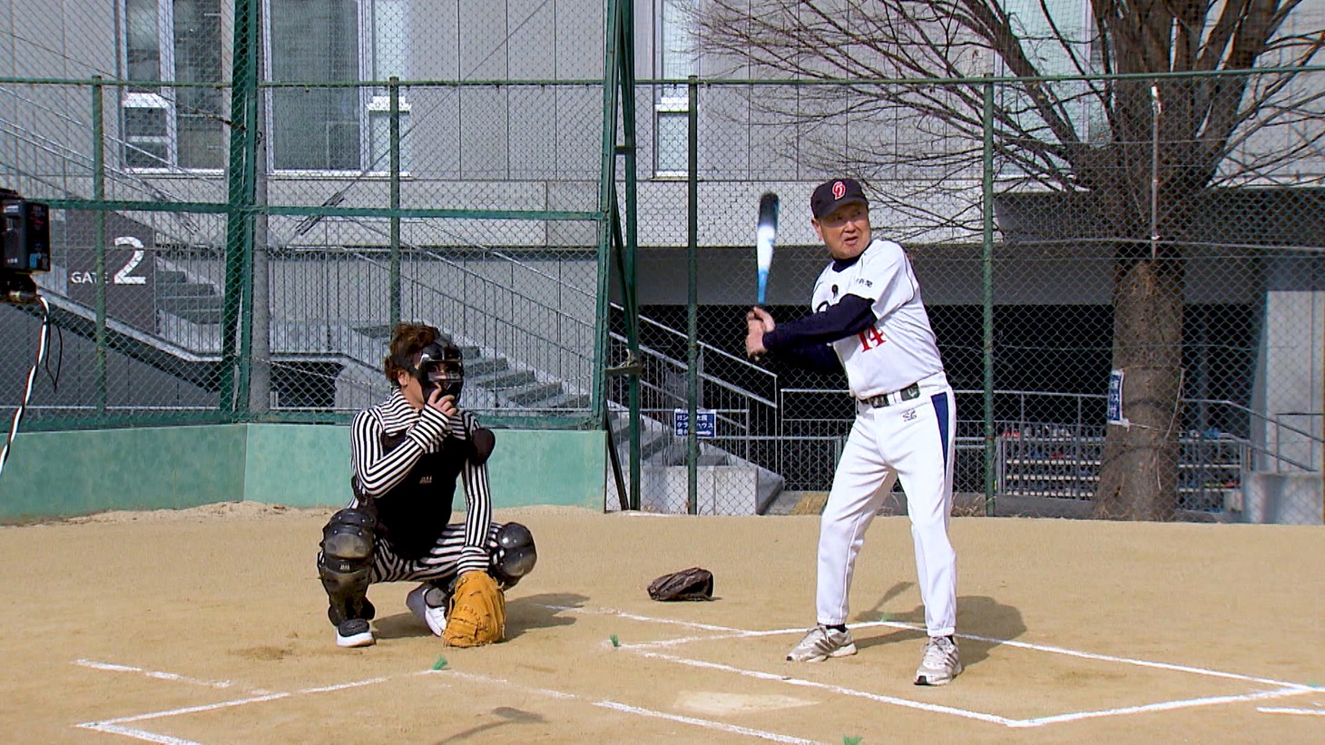 打席に立つ板東英二。(c)ABCテレビ