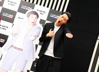 相方せいやのパネルと同じポーズを取ってみせる霜降り明星・粗品。