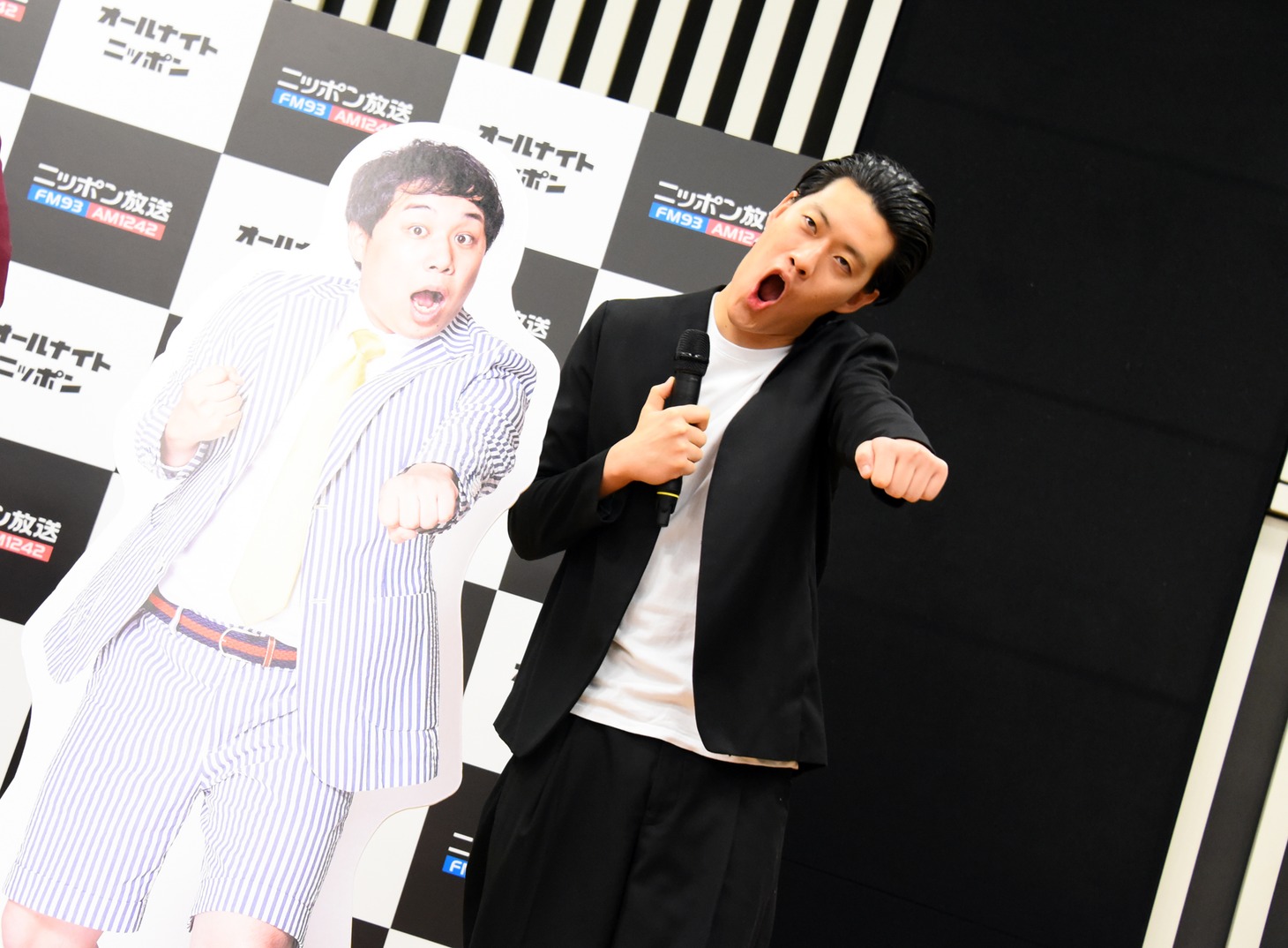 相方せいやのパネルと同じポーズを取ってみせる霜降り明星・粗品。