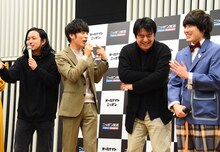 会見中の様子。左からCreepy Nuts、佐久間宣行、水溜りボンドのカンタ。