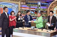 海苔の魅力をアピールする出川哲朗（右から2人目）。(c)MBS