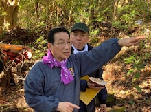 「春風亭昇太の少年時代工房」で新プロジェクト「秘密基地作り」に臨む春風亭昇太とゲストの林家たい平（後方）。(c)BS朝日