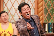 明石家さんま、オードリー春日（左）。(c)フジテレビ