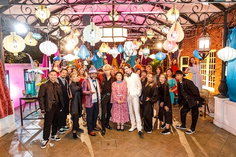 「Brava!! Brava!! Brava!!」のミュージックビデオの出演者たち。