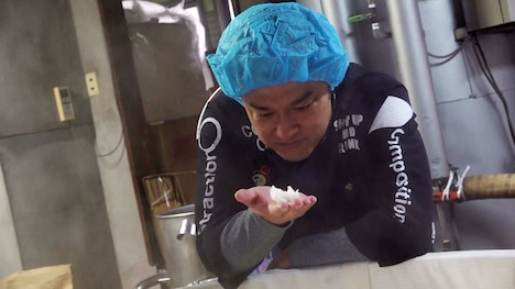 蒸し上がった米を確認するてつじ。(c)MBS