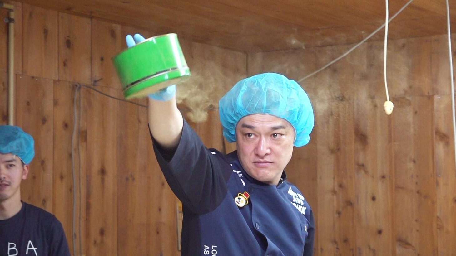 麹菌を繁殖させた種麹をまくてつじ。(c)MBS