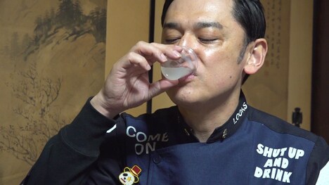 完成した日本酒の味を確かめるてつじ。(c)MBS