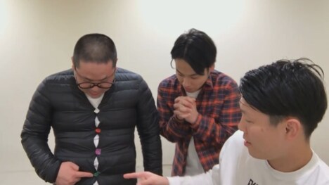 ダウンジャケットを用いた特技を見せるネルソンズ和田まんじゅう（左）。(c)CBC