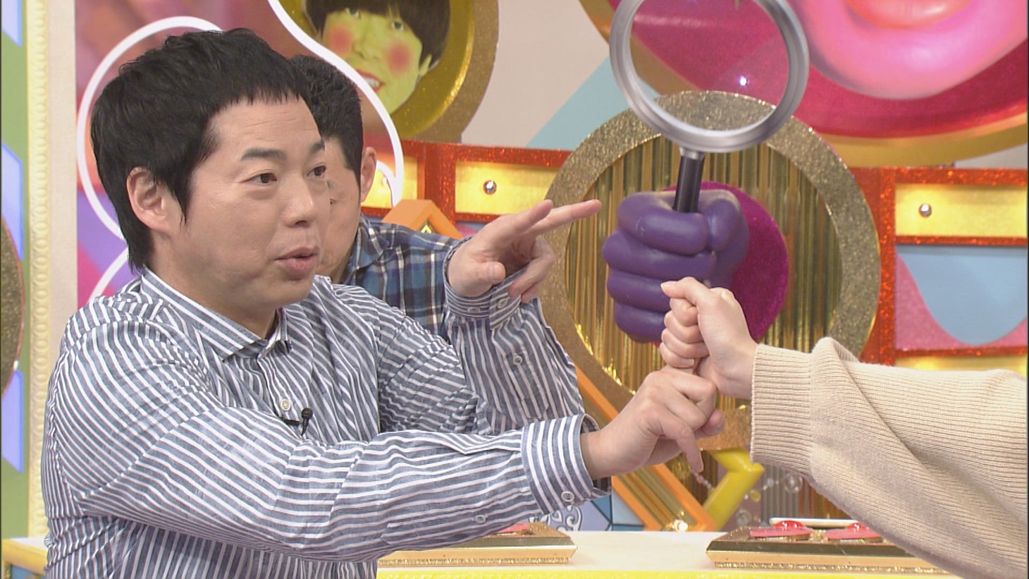 催眠術企画に登場する今田耕司（左）。(c)CBC