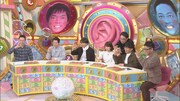 人間っていいな松井（右から3人目）が出演者たちに催眠術をかけるワンシーン。(c)CBC