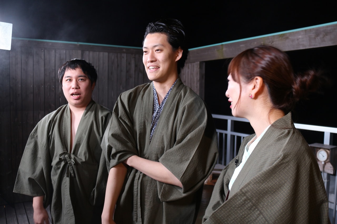 霜降り明星が温泉で悩み相談ロケ、せいやとそっくりな人物の登場に脅える