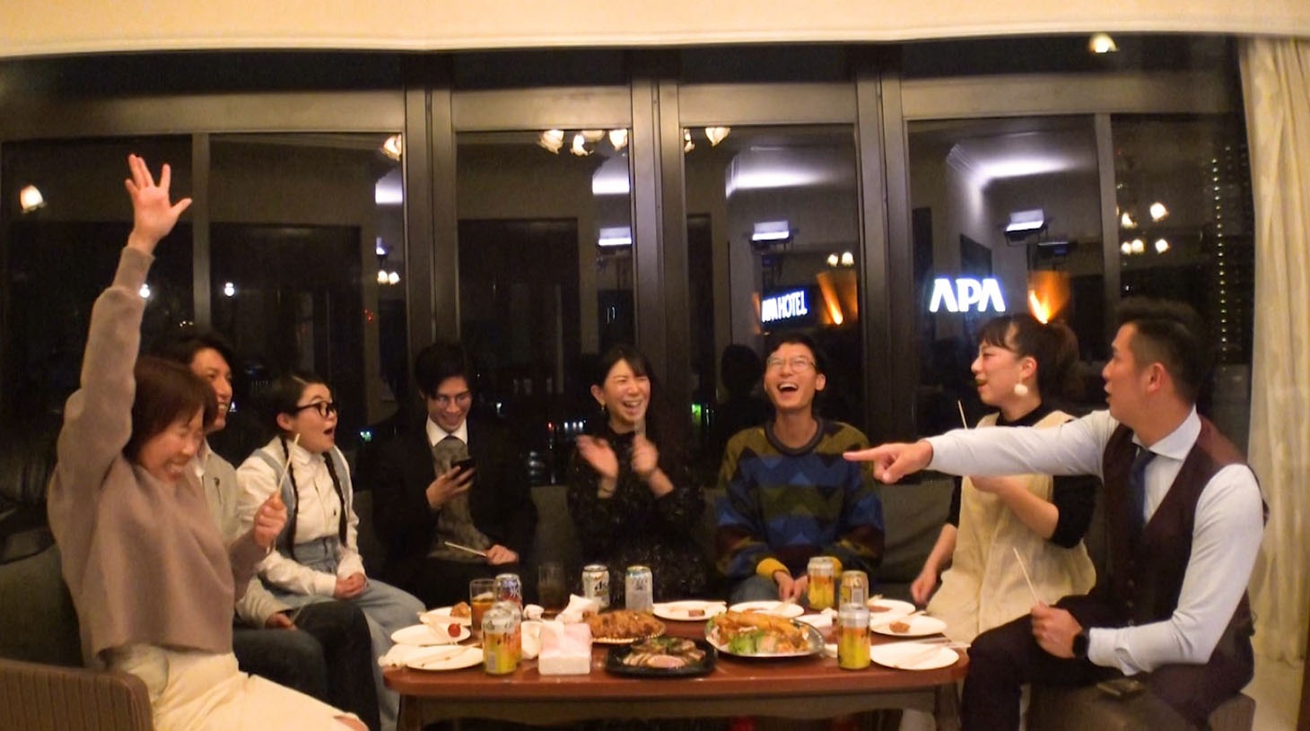 女性座員コンパの様子。(c)MBS