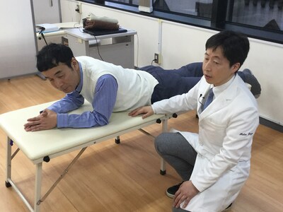 腰痛に悩まされていたダチョウ倶楽部・肥後（左）。(c)テレビ東京