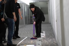 掃除機の吸引力を試す今田耕司。(c)テレビ朝日