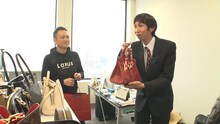 「北海道VS広島 スゴイ人グランプリ～太っ腹はどっち？～」で地元・広島出身の人物を直撃するアンガールズ山根（右）。(c)HBC