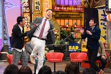 「深夜もちゃちゃ入れマンデー」に出演する東野幸治（中央）ら。(c)関西テレビ