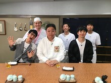 ゲストのアンタッチャブル柴田（前列左）と伊集院光（前列中央）。