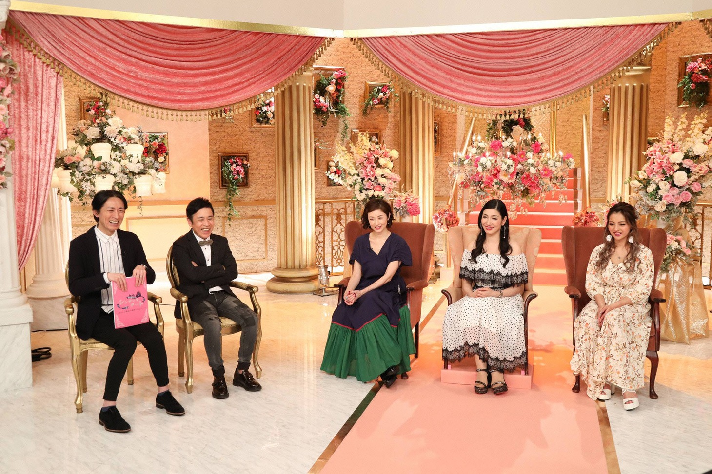 芸人たちのデートを見守るスタジオメンバー。(c)フジテレビ