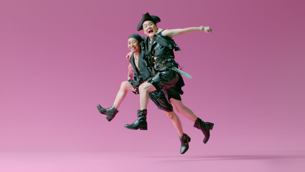 千鳥が肩組んで走り、並んでダンス披露するキレイモ新CM