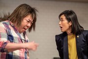 コント「キスがうまいだけの男」で共演するドランクドラゴン塚地(左)と木村多江(右)。(c)NHK