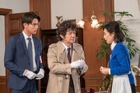 コント「見てもらいたいものがある」で中川大志（左）、内村光良（中央）と共演する木村多江（右）。(c)NHK