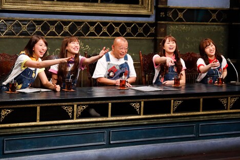 左から玉井詩織、高城れに、笑福亭鶴瓶、佐々木彩夏、百田夏菜子。(c)関西テレビ