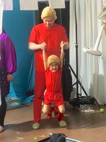 戯れるメイプル超合金カズレーザーとチビレーザー。