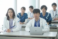 「アライブ がん専門医のカルテ」最終話に出演する（手前左から）松下奈緒、藤井隆ら。(c)フジテレビ