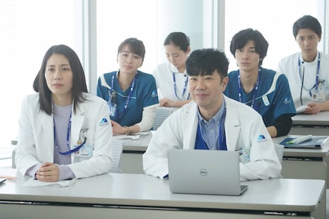 「アライブ がん専門医のカルテ」最終話に出演する（手前左から）松下奈緒、藤井隆ら。(c)フジテレビ