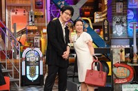 左から及川光博、とくこ。(c)日本テレビ