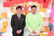 「山里亮太のまさかのバーサーカー」初回収録に臨んだMCの南海キャンディーズ山里（左）と、解答パネラーの野性爆弾くっきー！。(c)ABCテレビ