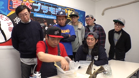 吉本プラモデル部部長のパンクブーブー佐藤。(c)MBS